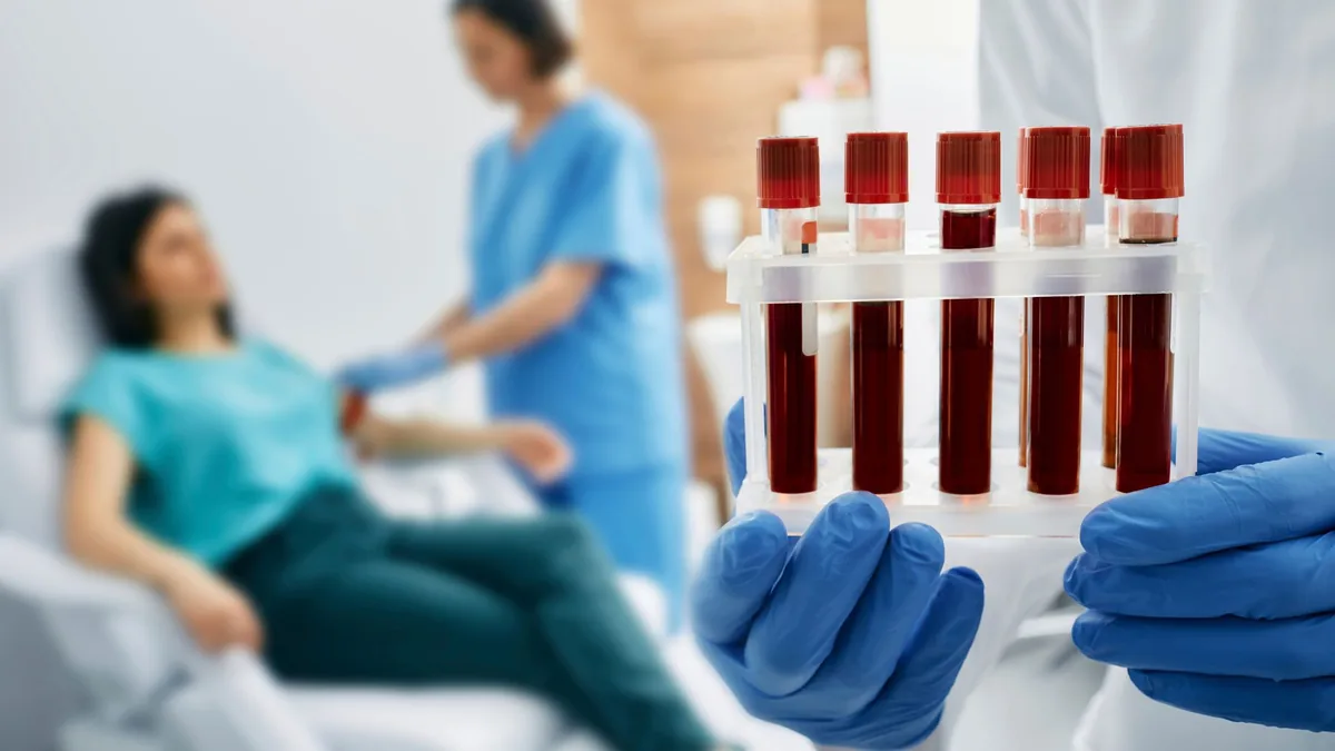 Profissional de saúde segurando tubos para análises clínicas