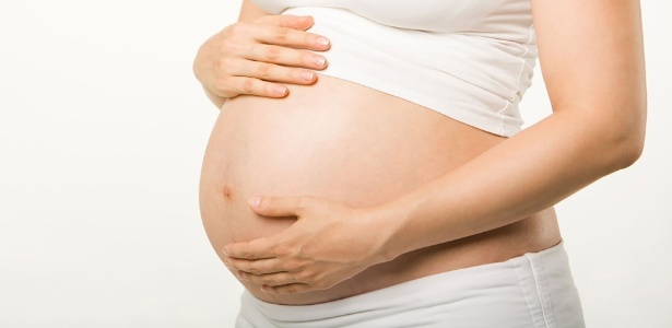 Gestante protegendo a barriga